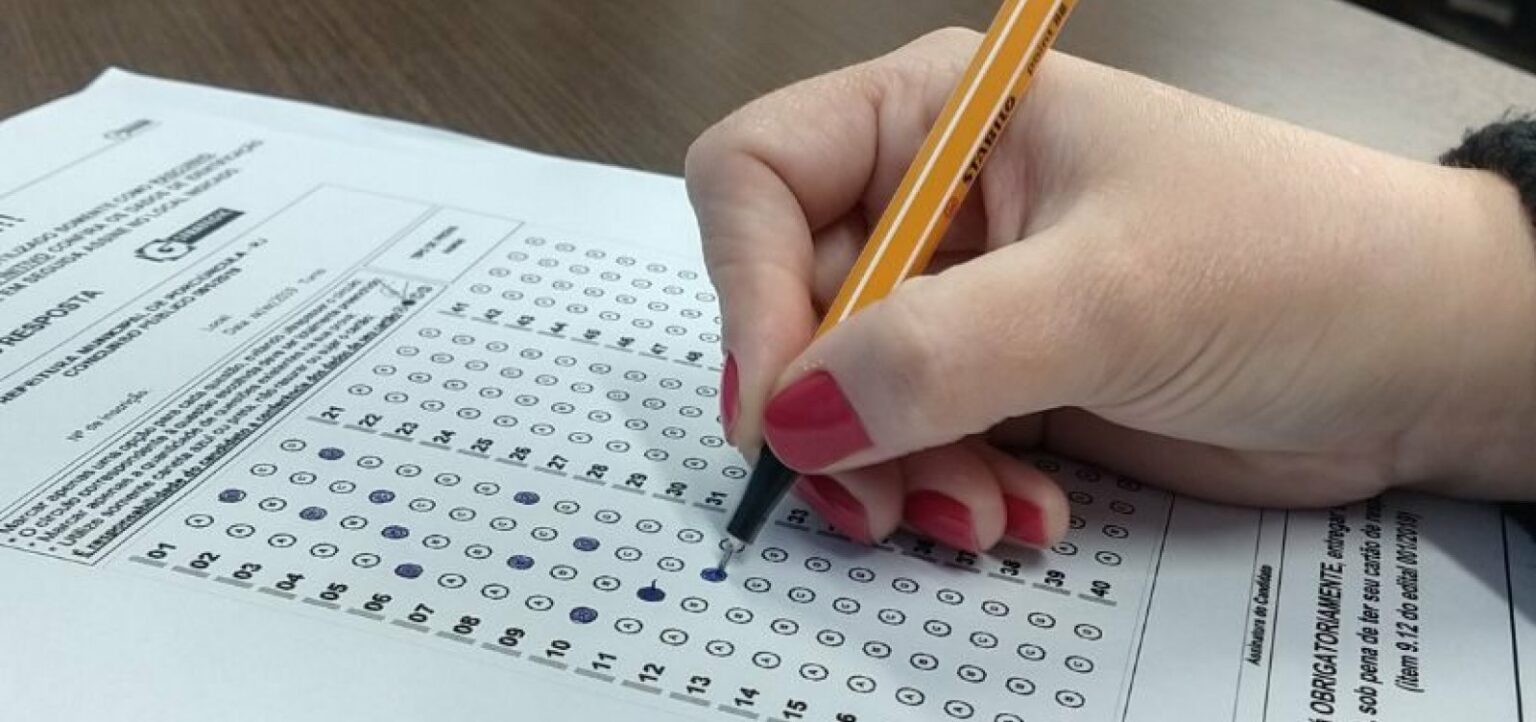 Concursos oferecem mais de mil vagas e salários de até R$ 39,5 mil no ...